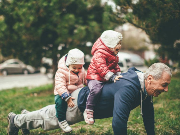 Të kujdesesh për nipërit e mbesat, pozitive në shëndetin mendor