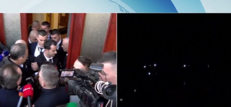 Situata e tensionuar, ndërpritet energjia elektrike në Parlament