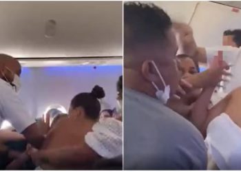 VIDEO/ Gratë zihen në avion, njëra ‘zhvishet’