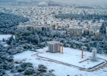 “Mos dilni nga shtëpia”, stuhia mbërthen Greqinë