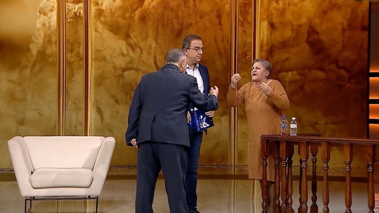 “K*rvë! Ju kam …”, Hajria e përlotur tregon kërcënimet e fqinjit