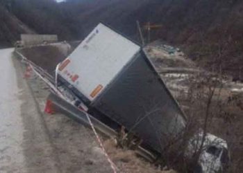 Kamioni del nga rruga dhe bie në greminë