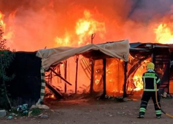 Merr flakë kampi në Spanjë, evakuohen mbi 200 emigrantë