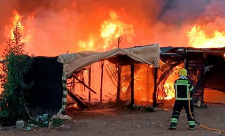 Merr flakë kampi në Spanjë, evakuohen mbi 200 emigrantë