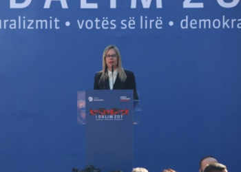 Kandidatja e PD-së për bashkinë e Korçës, Ledina Aliolli, i bëri thirrje kryeministrit Edi Rama që të jepte dorëheqje. Duke folur nga podiumi i protestës