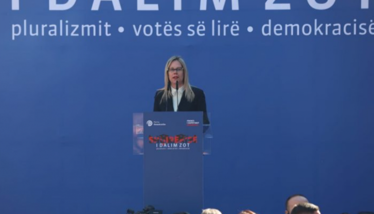 Kandidatja e PD-së për bashkinë e Korçës, Ledina Aliolli, i bëri thirrje kryeministrit Edi Rama që të jepte dorëheqje. Duke folur nga podiumi i protestës