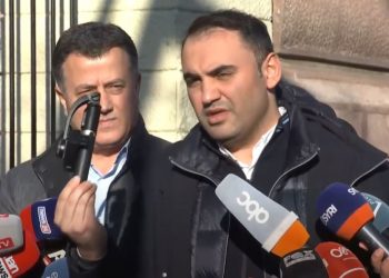 Ironizon Këlliçi: Më përjashtuan për një mbajtëse telefoni