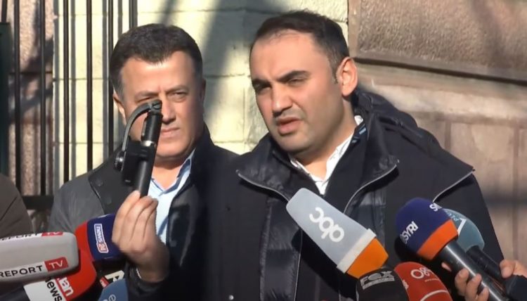 Ironizon Këlliçi: Më përjashtuan për një mbajtëse telefoni