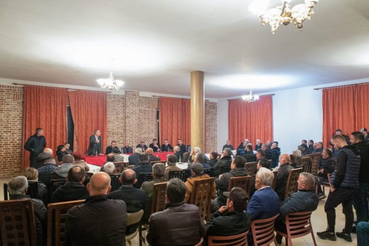 Këlliçi me banorë të Farkës e Petrelës: Sjellim zgjidhje të shpejta