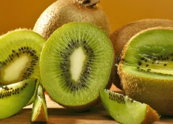 Zbuloni përfitimet befasuese që sjell kivi në lëkurën tuaj