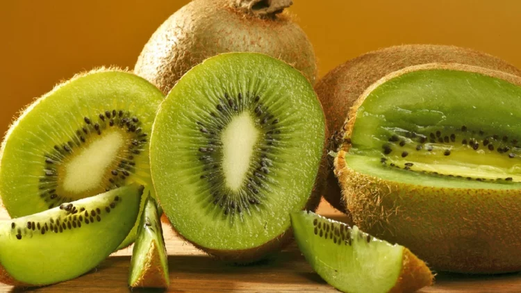 Zbuloni përfitimet befasuese që sjell kivi në lëkurën tuaj