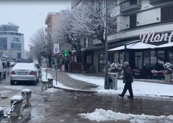 Vazhdon dëbora në qarkun e Korçës, borëpastrueset në punë