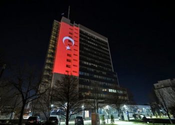 Godina e ​Qeverisë së Kosovës ndriçohet me flamurin e Turqisë
