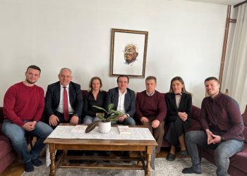 Albin Kurti viziton familjet  e Adem Demaçit dhe Astrit Deharit