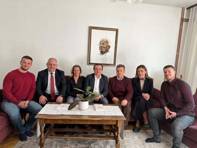 Albin Kurti viziton familjet  e Adem Demaçit dhe Astrit Deharit