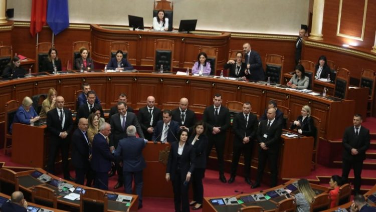 PS vendos 2 marsin për mocionin me debat mbi “McGonigal”