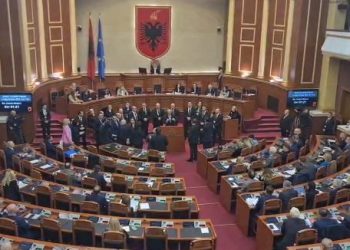 Byroja lë në fuqi vendimin për përjashtimin e 6 deputetëve të PD