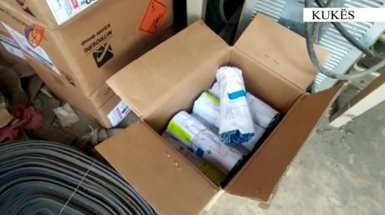 276 kg lëndë plasëse dhe 290 kapsolla detonare, dy të arrestuar