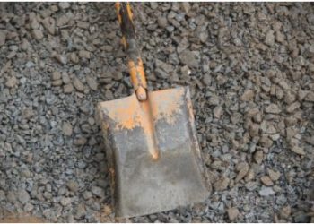 Shoku i shkollës godet 17-vjeçarin me lopatë në kokë