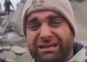 VIDEO TRONDITËSE,shpërthen në lot burri që humbi 12 anëtarë familje