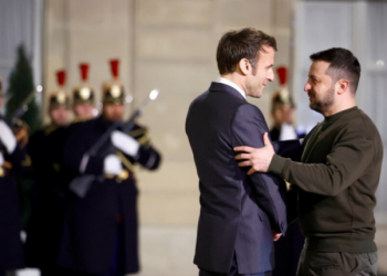 Macron i jep Zelenskyt Medaljen e Nderit, e ka edhe Putini
