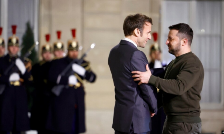 Macron i jep Zelenskyt Medaljen e Nderit, e ka edhe Putini