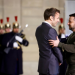 Macron i jep Zelenskyt Medaljen e Nderit, e ka edhe Putini