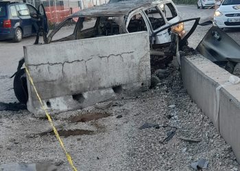 Përfshihet nga flakët makina në Elbasan, shpëton shoferi