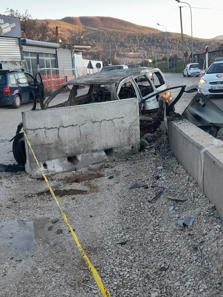 Përfshihet nga flakët makina në Elbasan, shpëton shoferi