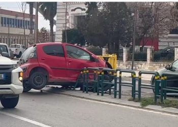 Përplaset me barrierat mbrojtëse, lëndohet drejtuesi i mjetit