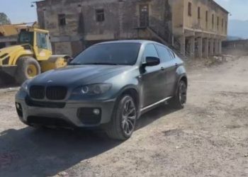 Makina plot kallashnikov, ç’u gjet brenda mjetit të atentatit…