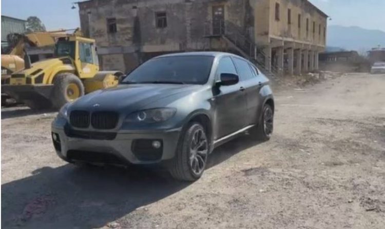 Makina plot kallashnikov, ç’u gjet brenda mjetit të atentatit…