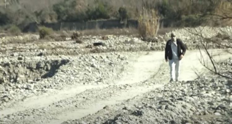 VIDEO/ Qëllohen me armë gazetarët, filmuan gërryerjet e lumit Zezë