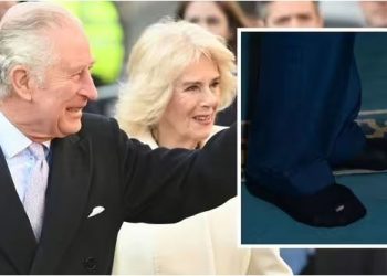 U fut në xhami, Mbreti Charles III shfaqet me çorape të grisura