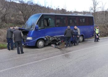 Elbasan – Makina përplaset me minibusin e nxënësve