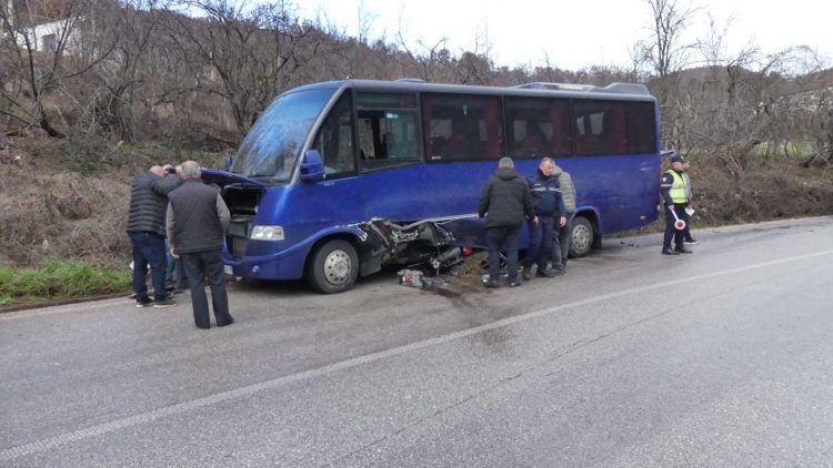 Elbasan – Makina përplaset me minibusin e nxënësve