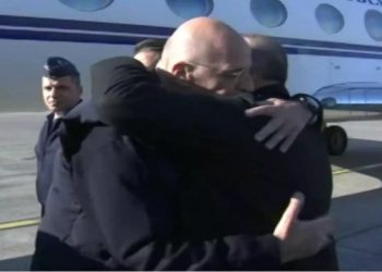 Ministri i Jashtëm grek mbërrin në Turqi, pritet me përqafime