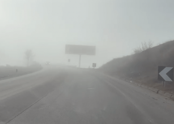 Mjegulla mbulon Korçën, probleme në qarkullim