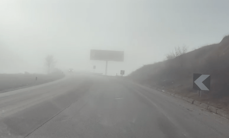 Mjegulla mbulon Korçën, probleme në qarkullim