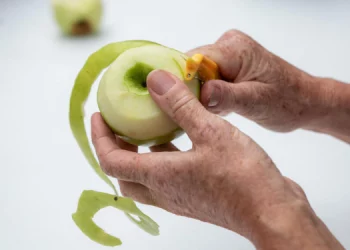 Disa fruta nuk duhet t’i qërojmë para se t’i konsumojmë, ja arsyeja