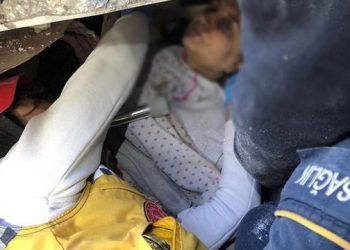 Gruaja nxirret nga rrënojat pas 108 orësh: A është burri im gjallë?