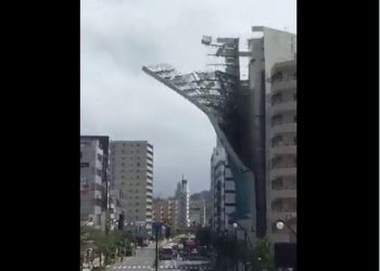 VIDEO/ Ndërtesa çahet më dysh e bie në rrugë nga tërmeti