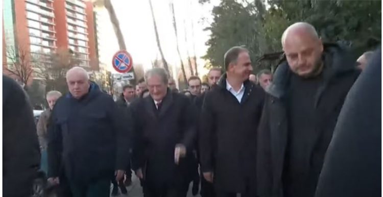 PA DATË DHE PA VULË!Kjo është copa e letrës që la jashtë Kuvendit..