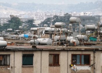 Korçë, një person bie nga kati i 4 i pallatit