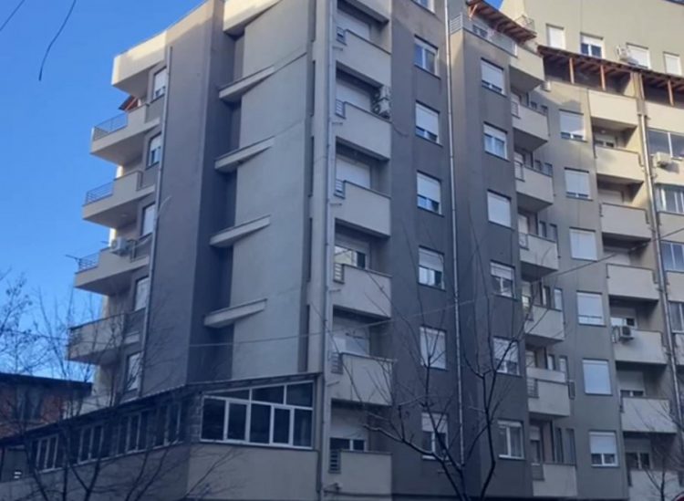 Emri/ Dyshohet se është hedhur nga kati IV, policia nis hetimin