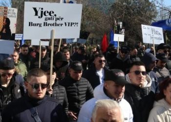 “Ç’a të bën FBI-ja, s’ta bën perëndia”, pankartat e protestuesve