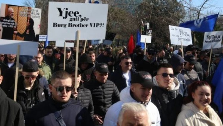 “Ç’a të bën FBI-ja, s’ta bën perëndia”, pankartat e protestuesve