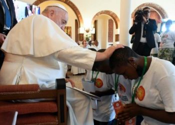 Rrëfimi para Papës: Më përdhunuan dhe më detyruan të ha mish njeriu