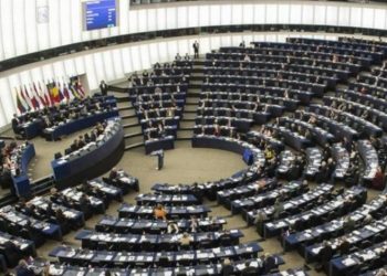 PE nis procedurat për heqjen e imunitetit të dy eurodeputetëve