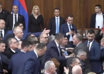 Kaos në Kuvend, opozita akuza Vuçiç: Tradhtar, dorëzove Kosovën